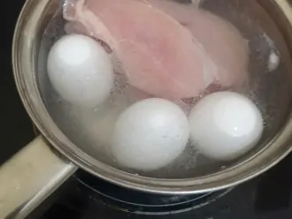 Шаг 2: Отварите грудку и яйца.