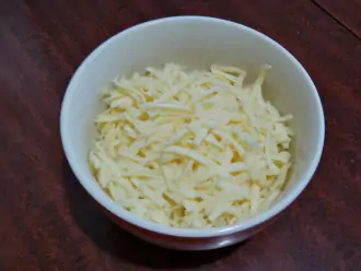 Шаг 3: Натрите сыр на крупной терке.