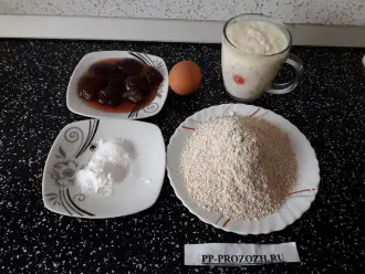 Шаг 1: Подготовьте все ингредиенты для оладьев: муку, айран, яйцо, соль, соду.