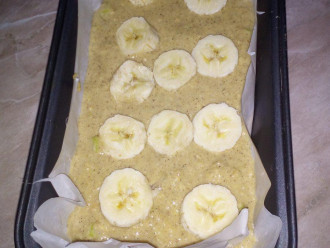 Шаг 10: Застелите пергаментом формочку для выпечки, влейте туда тесто, украсив сверху оставшимся бананом. 
Выпекайте в разогретой до 170 градусов духовке 1 час. Готовность проверяйте зубочисткой.