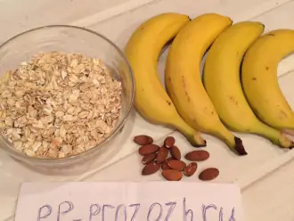 Шаг 1: Подготовьте продукты: бананы, овсяные хлопья и орешки, можно финики (по желанию).