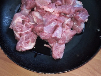 Шаг 3: Мясо порежьте на кусочки, посолите по вкусу, немного обжарьте и тушите до готовности.