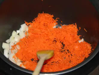 Шаг 5: Тушите 5 минут лук и и морковь с кумином и кардамоном на кокосовом масле в мультиварке на режиме "Жарка".