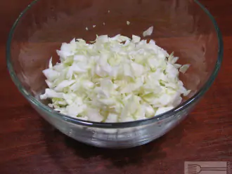Шаг 3: Пока варится куриное мясо, займитесь овощами. Нашинкуйте мелко капусту. 