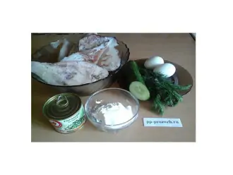 Шаг 1: Подготовьте ингредиенты: кальмары свежемороженые, яйца, свежий огурец, зеленый горошек, сметану, 