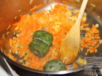 Шаг 7: Добавьте к луку и моркови шпинат.