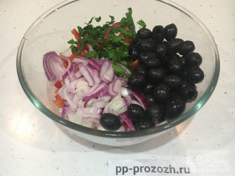 Шаг 4: В салатнике смешайте помидоры, перец, лук, петрушку и маслины.