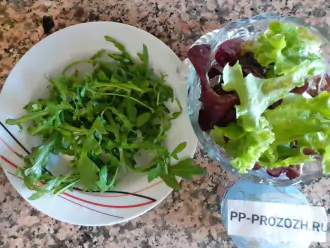 Шаг 2: Хорошо промойте и просушите рукколу и салат. Для этого салата лучше салат и рукколу порвите  руками.