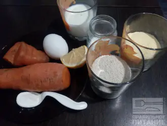 Шаг 1: Подготовьте ингредиенты для панкейков: кукурузную и овсяную муку, морковь, приготовленную на пару, обезжиренный кефир, яйцо, сахарозаменитель, соду и соль.