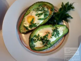 Шаг 8: Яйца запеченные в авокадо готовы. Подавайте со свежими овощами.