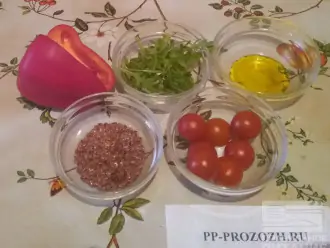 Шаг 1: Возьмите болгарский перец, помидоры черри, рукколу, семена льна и горчичное масло.