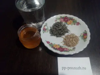 Шаг 1: Подготовьте ингредиенты для чая: душицу, фенхель, воду и мёд.