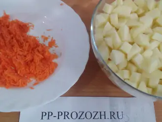 Шаг 5: Порежьте кубиками картофель и лук, морковь потрите на средней терке.