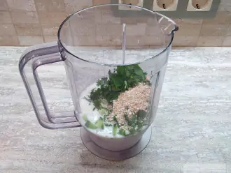 Шаг 4: Нарежьте зелень и добавьте в стакан блендера. Добавьте отруби и соль.