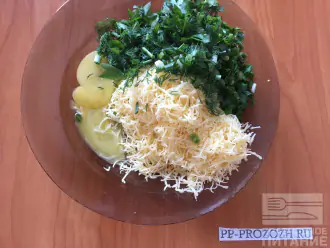 Шаг 3: Сыр натрите на мелкой тёрке, смешайте с зеленью и яйцом.