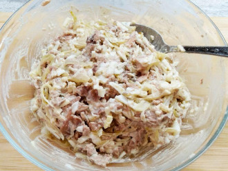Шаг 8: Перемешайте салат, измельчив ложкой кусочки печени.
Салат готов. 