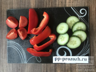 Шаг 3: Нарежьте помидоры, перец и огурцы кусочками средней толщины.