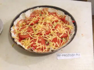 Шаг 6: Последними выложите свежий помидор, нарезанный кружочками и посыпьте сверху оставшимся сыром. 
Поставьте пиццу в духовку, разогретую до 200 градусов на 20 минут.