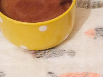 Шаг 5: Влейте в яичную смесь шоколад с маслом.