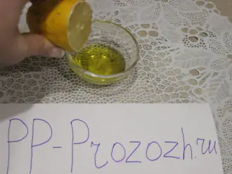 Шаг 10: Добавьте сок лимона (лучше выдавливать над ситом или марлей, чтобы косточки не попали в соус).