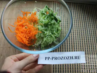 Шаг 5: Морковь натрите на мелкой терке. Сложите все овощи в салатник.