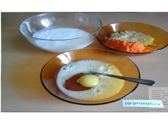 Шаг 2: Всыпьте соду в кефир и оставьте на 20 минут. В это время - натрите 1 крупную морковь и большой банан на мелкой терке, взбейте яйца. 