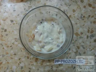 Шаг 5: Для начинки нарежьте грушу и измельчите грецкий орех. Добавьте йогурт и перемешайте.