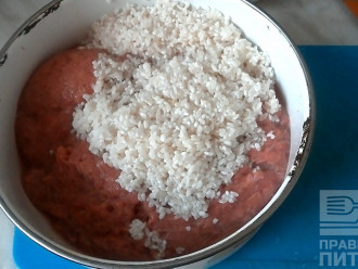 Шаг 2: Рис предварительно промойте и залейте горячей водой на 10 минут. Затем слейте воду и добавьте рис к фаршу, перемешайте.