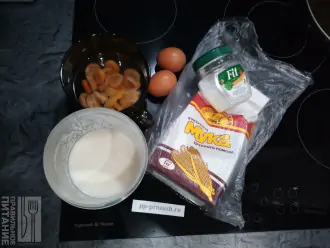 Шаг 1: Подготовьте ингредиенты: йогурт (кефир/ряженка), курагу, яйца, муку, сахарозаменитель и соду.