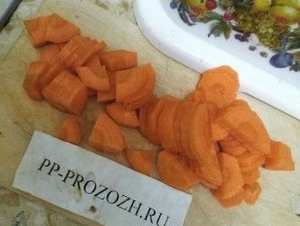 Шаг 3: Нарежьте морковь в произвольной форме, можно даже натереть на терке.