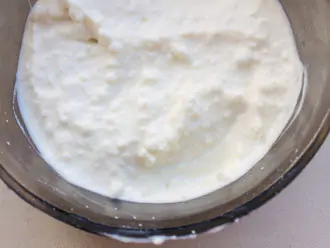 Шаг 8: Для приготовления крема возьмите творог, смешайте со сметаной и медом.