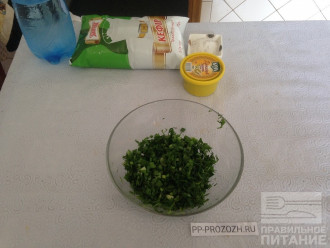 Шаг 5: Порежьте зеленый лук, укроп и петрушку.