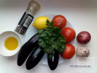 Шаг 1: Подготовьте необходимые ингредиенты. Овощи, лимон и зелень вымойте.
