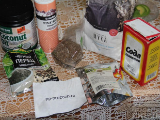 Шаг 1: Подготовьте ингредиенты: муку, рассол, соду, кокосовое масло, кориандр.