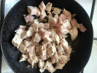 Шаг 3: Вареное мясо нарежьте кубиками и добавьте в сковороду к готовым грибам.
