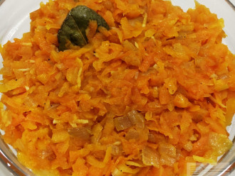 Шаг 7: В готовую икру положите растертый с солью чеснок и перец по вкусу. Морковная икра готова!