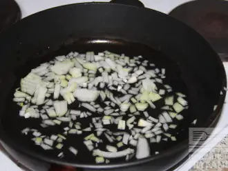 Шаг 3: Протушите лук на сковороде в небольшом количестве воды, без масла.