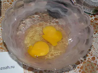 Шаг 2: Разбейте два яйца в миску.