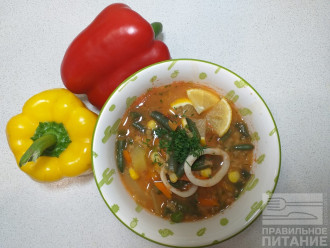 Шаг 6: Всё! Нежный и ароматный кальмаровый суп готов! Украсьте порции зеленью, лимоном и зовите всех за стол!