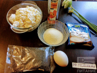 Шаг 1: Для приготовления магкейка возьмите: творог, манную крупу, куриное яйцо, мак, кокосовую стружку,  кленовый сироп.