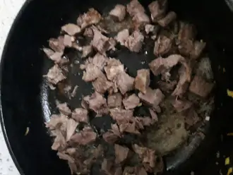 Шаг 7: Положите в сковородку мясо.