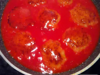 Шаг 6: Залейте томатным соком и готовьте на медленном огне 20-25 минут, не перемешивая и не переворачивая.
