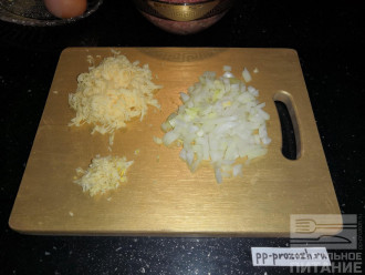 Шаг 2: Нашинкуйте лук, натрите сыр на средней терке, измельчите чеснок в прессе для чеснока или натрите на мелкой терке.