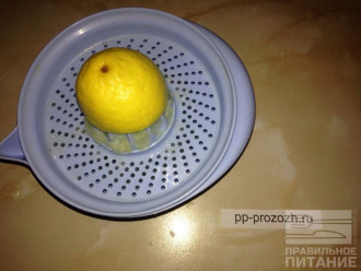 Шаг 4: Выдавите сок лимона.