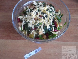 Шаг 7: Полейте заправкой и оливковым маслом салат, посолите и хорошо перемешайте. Посыпьте салат сыром. 