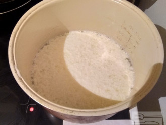 Шаг 4: Перемешивайте молоко с кефиром. Через пару минут молоко начнет разделяться на сыворотку и творожную массу.
