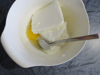 Шаг 3: Смешайте творог с яйцом, сахарозаменителем и ванилином до однородности.