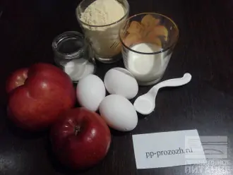 Шаг 1: Подготовьте ингредиенты для шарлотки: кукурузную муку, яйца, кефир, сахарозаменитель, соду и яблоки.