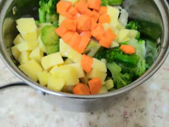 Шаг 6: Добавьте морковь в кастрюлю.