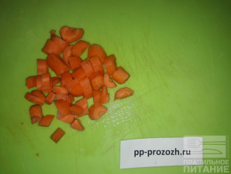 Шаг 3: Морковь также нарежьте на маленькие кубики.